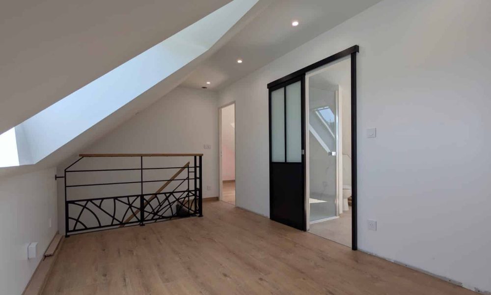 vue sur le couloir suite à l'aménagement de combles dans une maison située à tuffé val de la chéronne