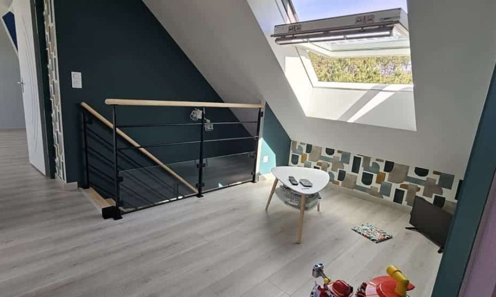 vue sur s'une pièce de vie aménagée sous les combles. Ce chantier se situe à brette-les-pins